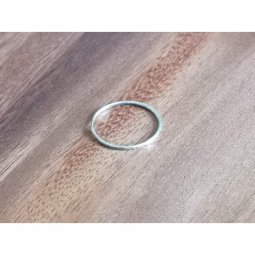 1mm hammered ring in Silver