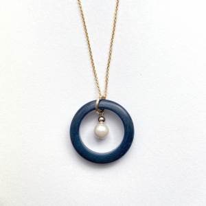 Core pendant with sea water pearl (Akoya), set on silver